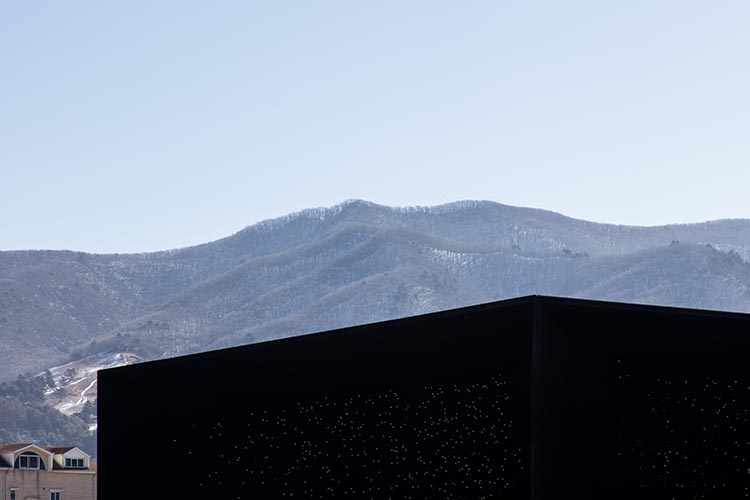 Pabellón Vatatablack, diseñado por Asif Khan, Corea del Sur. Foto: Luke Hayes