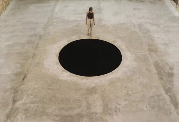 Círculo pintado en el suelo con Vatanblack.                                             Fuente: Exposición de Anish Kapoor, Descent, 2016