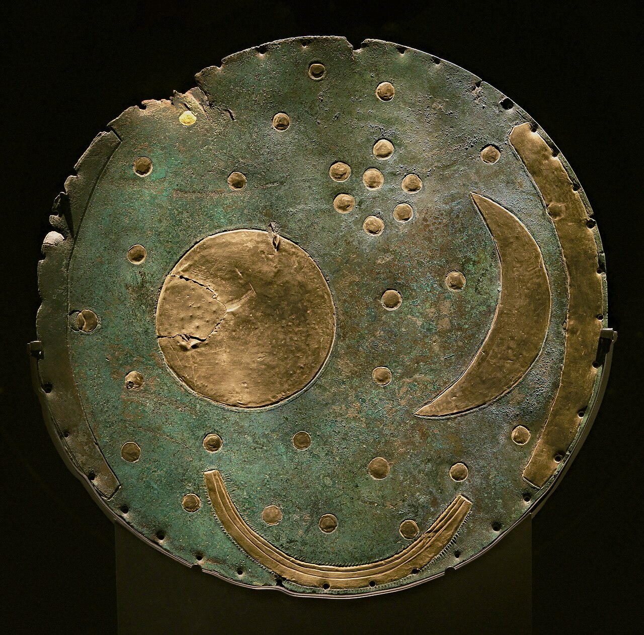El disco celeste de Nebra. Un disco de cobre verdoso, sobre el cual des disponen el Sol, la Luna y estrellas hecha con láminas de oro. Primeros ejemplos de Space Art